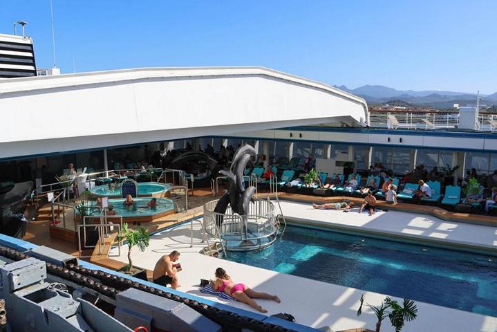 Das auf Deck 11 gelegene Pooldeck der „VASCO DA GAMA“ verfügt über eine Poolüberdachung mit Schiebedach, die bei gutem Wetter geöffnet werden kann