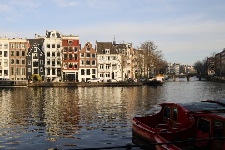 Auf dem morastigen Untergrund der Stadt ruhen alle Bauwerke auf unzähligen bis zu 18 Meter langen Pfählen