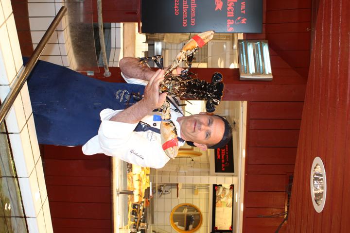 Reidar Fredriksen präsentiert eines der Krustentiere