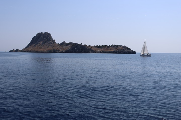 Die Insel Modi befindet sich circa einen Kilometer östlich der Insel Poros im Süden des Saronischen Golfs. Der Anblick erinnert an einen liegenden Löwen