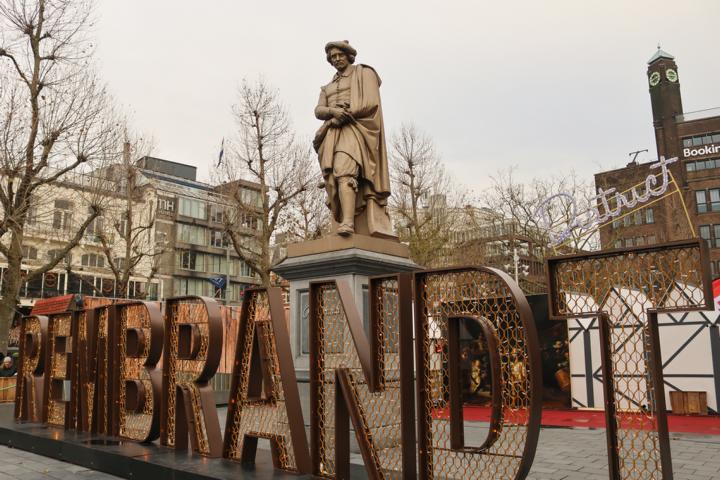 Das Rembrandt-Denkmal auf dem Rembrandtplein bildet den Mittelpunkt für einen kleinen Weihnachtsmarkt