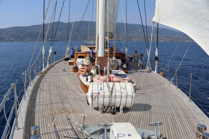 Auf der freien Decksfläche aus Teakholz lässt es sich gut entspannen und dabei das Spiel der Wellen und der Segel im Wind am besten verfolgen