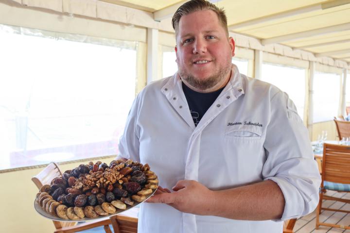 Der Chefkoch Florian Schneider aus Österreich präsentiert einen Teil des authentischen marokkanische Dinner-Buffets