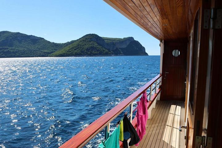 Unter strahlendem Sonnenschein steuert die MS Amore die Halbinsel Pelješac an