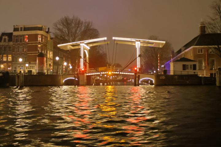 Das Amsterdamer Lichterfest vom 30. November 2023 bis 21. Januar 2024 verwandelt die Stadt in ein Open-Air-Lichtkunstmuseum