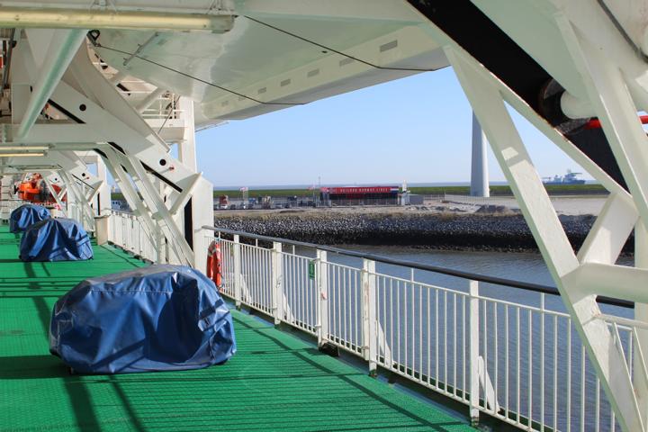 Anlegen der RoPax-Fähre MS Romantika in Eemshaven