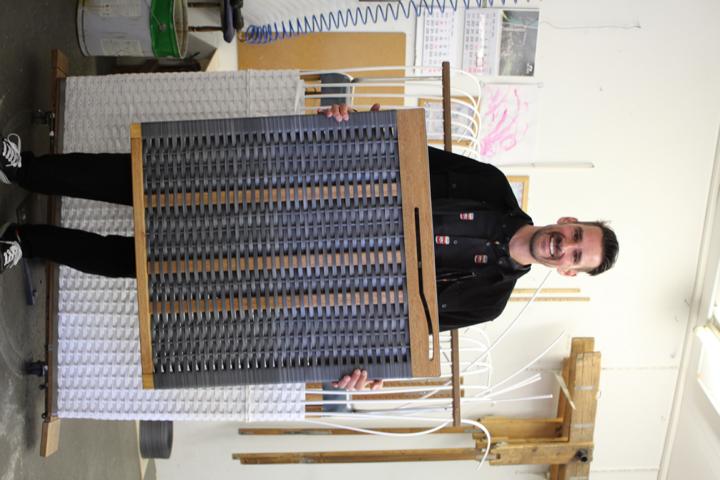 André Möller von der Sylter Strandkorbmanufaktur zeigt wie viel Handarbeit in einem Strandkorb steckt