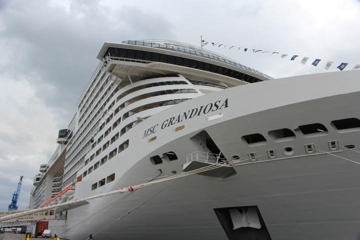 MSC Grandiosa ist eines der größten Kreuzfahrtschiffe i.d. Sommersaison 2022 in Kiel