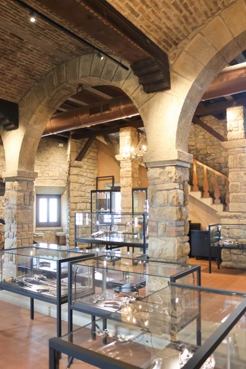 Das Museum antiker Waffen befindet sich in der Cesta (zweiter Turm) von San Marino. Die Ausstellung ist in gläsernen Vitrinen angelegt, mit Informationsschildern in Italienisch und Englisch