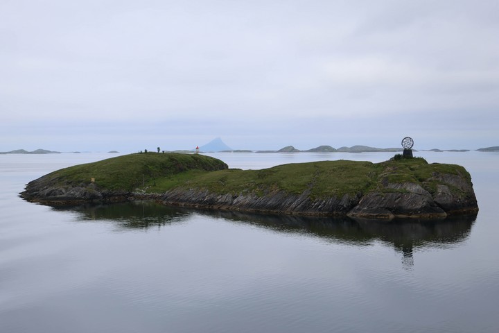 Kaum einer der Reisenden an Bord der MS Nordnorge möchte den Moment verpassen, wenn das Schiff am frühen Morgen sich dem 66. Breitengrad nähert und die Grenze zur Arktis überquert