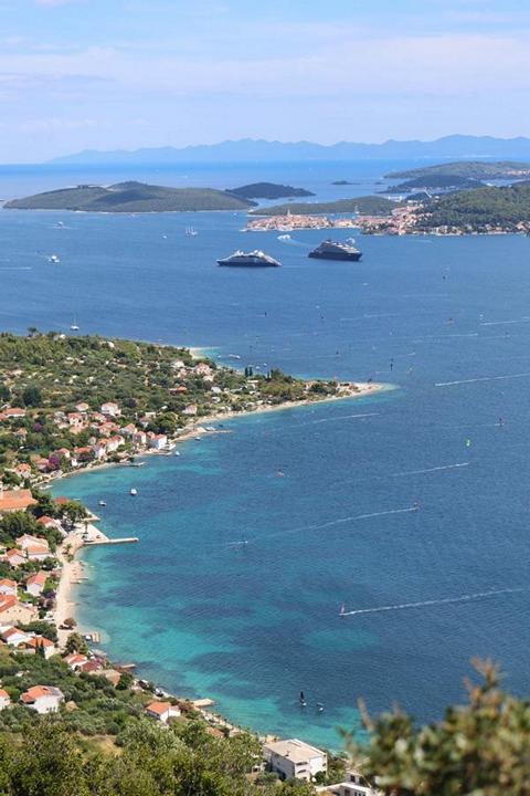 ... hat man einen fantastischen Ausblick auf die gegenüberliegende Insel Korčula