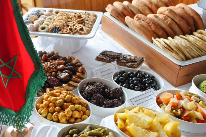Nach dem Ablegen wurde den Gästen auf dem Lido Deck an Bord der Sea Cloud Spirit ein Dinner Buffet vom marokkanischen Markt serviert
