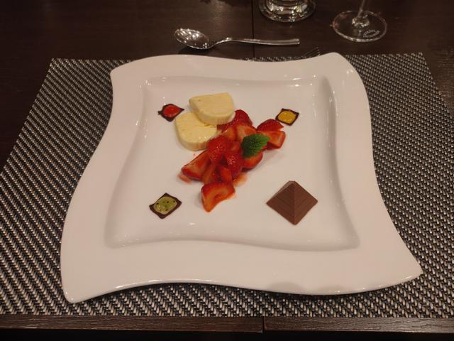 „Fürst Pückler“, Vanille Parfait mit Senftenberger Eierlikör, marinierte Erdbeeren und Schokolade