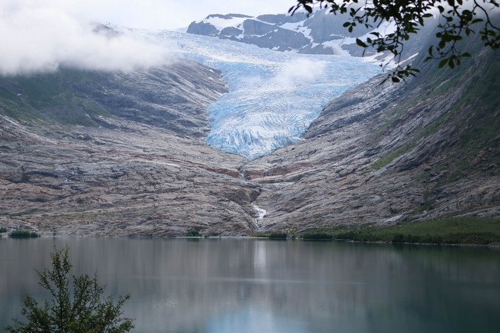 Der Svartisen-Gletscher umfasst an die 60 Gletscherarme. Im Sonnenschein haben die Eismassen ein vielfältiges Farbspektrum: weiß, türkis, hell- oder dunkelblau