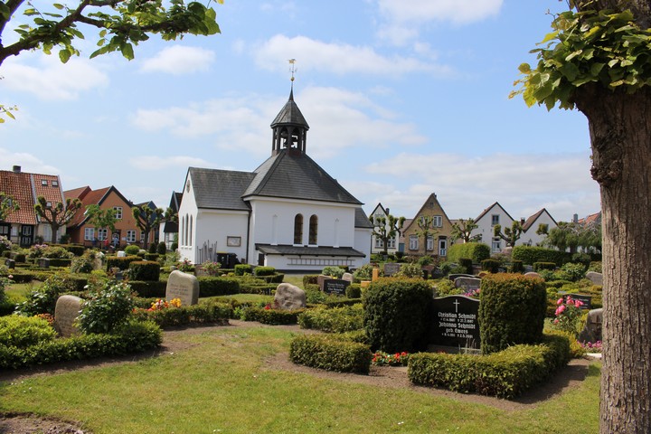 Zentraler Teil der Schleswiger Fischersiedlung Holm ist heute ein kleiner Friedhof mit eigener Kapelle, um den sich die einzelnen Fischerhäuschen bündeln