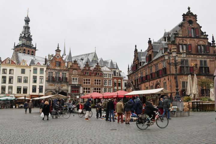 Die historische Innenstadt von Nimwegen mit dem Valkhof, die Stevenskerk mit dem Kirchturm Steventoren und der Mariken-Statue spiegelt die ruhmreiche Geschichte der Stadt wider