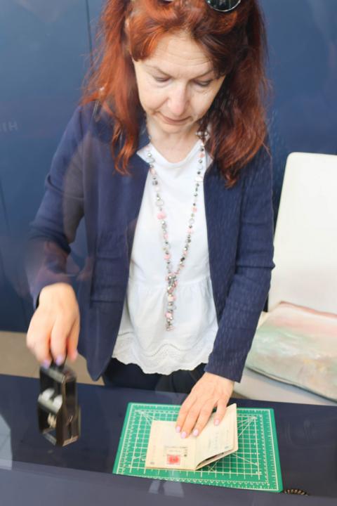 Besonderes Andenken: Für fünf Euro erhalten Besucher in der Touristeninformation einen symbolischen Passstempel mit dem Wappen der Republik – eine bleibende Erinnerung an einen Staat ohne Grenzkontrollen