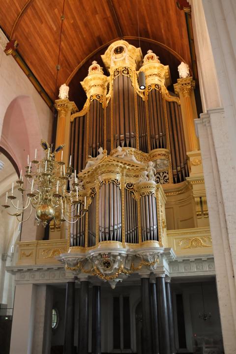 Beim Betreten der Stevenskerk fallen einem besonders die imposante Königorgel und die hölzerne Decke auf