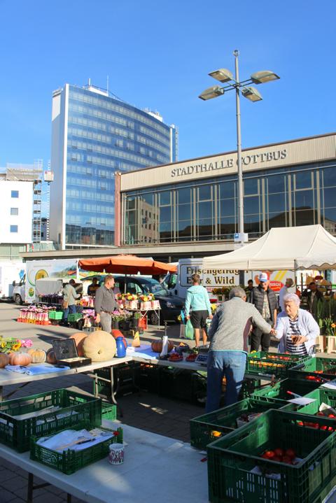 Auf dem Stadthallenvorplatz im Herzen der City ist ganzjährig mittwochs und freitags Markttag mit regionalen Angeboten