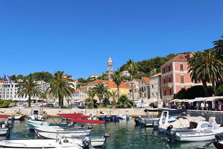 Der malerische Hafen von Hvar bietet guten Schutz gegen Nordost-Winde (Bora)