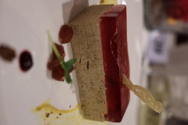 Zum Gala-Dinner an Bord der MS „nickoSPIRIT“ wird zum Beispiel als Vorspeise im Restaurant Kalbslebermousse mit Portwein-Zwiebel-Confit serviert