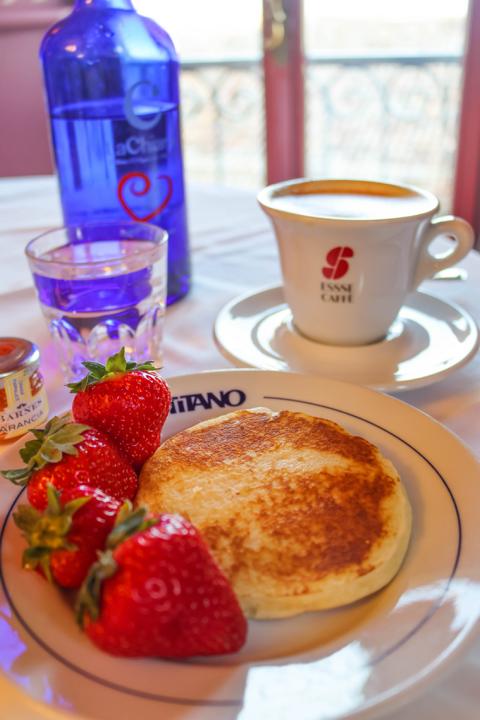 Süßer Start in den Tag: Pancake mit frischen Erdbeeren, Marmelade, Wasser und cremiger Cappuccino – Frühstücksgenuss im Titano Suites Hotel