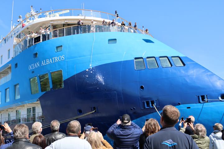 Statt einer Champagnerflasche zerschellte am Rumpf ein Eisblock