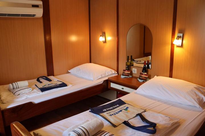 Auf der MS Amore befinden 19 Kabinen mit individuell regulierbarer Klimaanlage, Dusche/WC und Haartrockner. Hier eine Doppelkabine an Oberdeck mit Einzelbetten