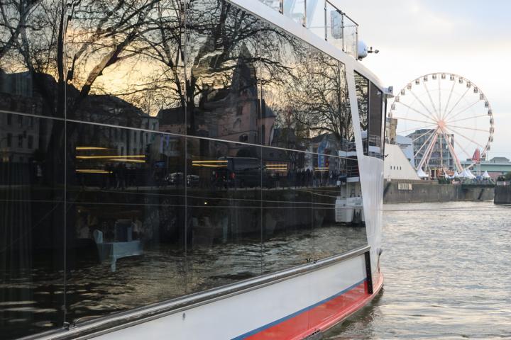 In den Glasfronten der MS „nickoSPIRIT“ spiegelt sich zwischen Deutzer- und Severinsbrücke die kleinste romanische Kirche Kölns „St. Maria in Lyskirchen“
