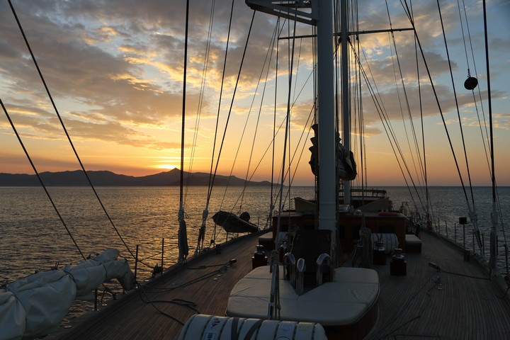 Allabendlich flaut der Meltemi im Saronischen Golf ab und die Sonne versinkt versöhnlich hinter dem Horizont