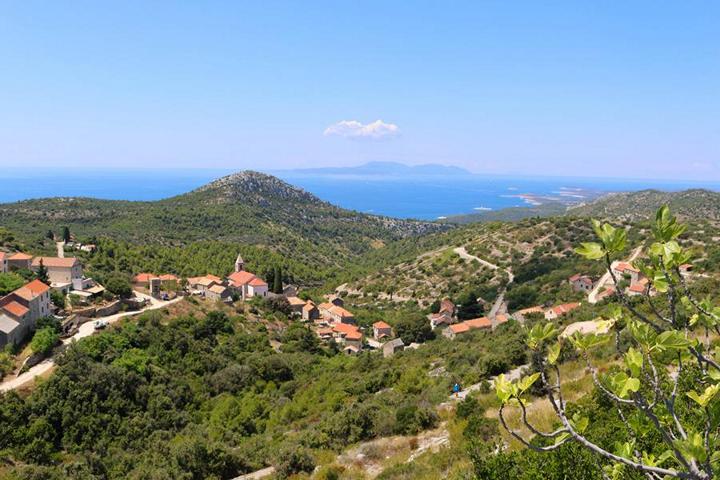 Inmitten des Höhenzuges der Insel Hvar zwischen dem Hauptort und Stari Grad eröffnet sich ein weiter Blick auf das Dorf Velo Grablje, das im 14. Jahrhundert entstand