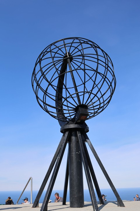 Der Globus auf dem Nordkapplateau markiert den nördlichsten Punkt Europas? Das ist nicht ganz richtig, denn die unzugängliche Landzunge endet noch einen Kilometer weiter nördlich in der Barentssee