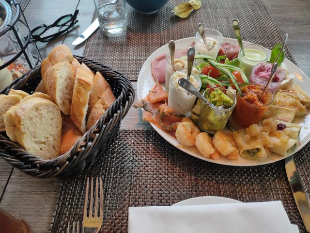 Leckere Antipasti mit Brot als Vorspeise