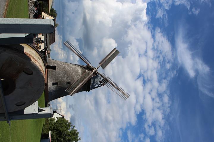 Die Holländerwindmühle in Straupitz im Spreewald ist die letzte produzierende Dreifachwindmühle mit Mahl-, Öl- und Sägemühle
