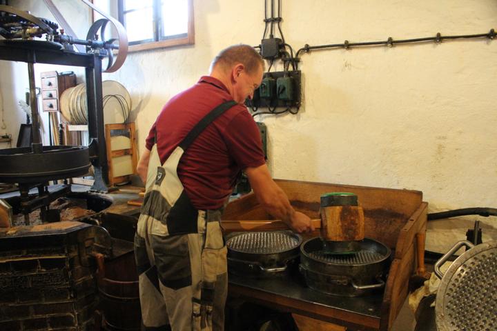 Die Produktion des Leinöls in der Ölmühle erfolgt wie vor 100 Jahren, nach „Müller Nitschkes Art“