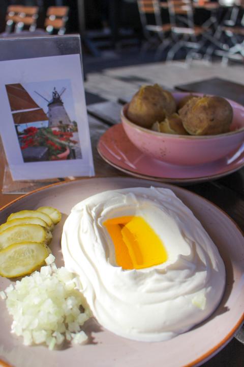 Regional-typisches Gericht mit Kartoffeln, Zwiebeln Quark und Leinöl