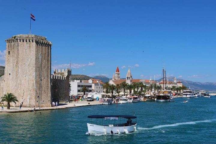In Trogir lohnt sich auf jeden Fall ein Abstecher in die Altstadt. Hier locken etwa Museen und Kunstsammlungen