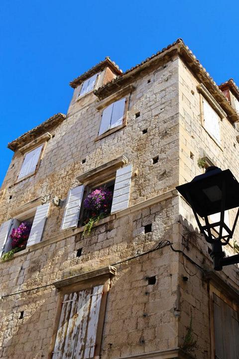 Trogir, die „Museumsstadt“, beeindruckt mit zahlreichen Baudenkmälern aus verschiedenen Epochen