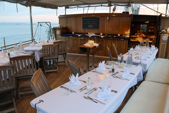 Zum Captain`s Dinner an Bord der Segelyacht RHEA werden die Tische und der Decksbereich schön dekoriert