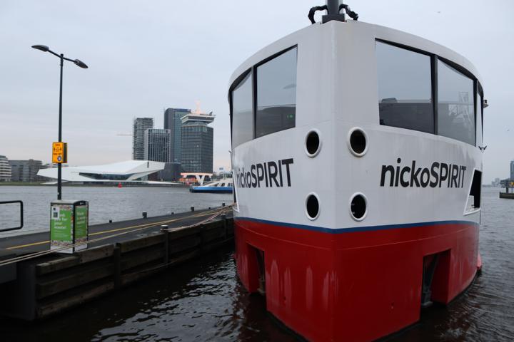 Die MS „nickoSPIRIT“ liegt in Amsterdam zentral hinter dem Bahnhof am Liegeplatz De Ruijterkade West