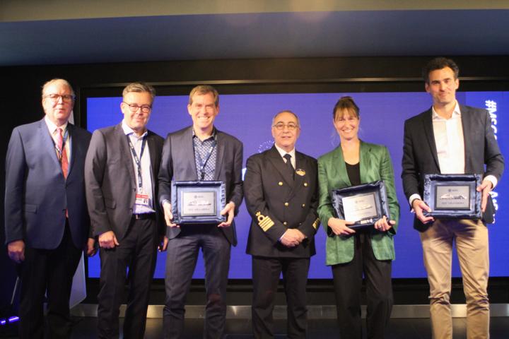 Traditionelle Plakettenübergabe (v. l.): Helge Grammerstorf (CILA Deutschland), Christian Hein (GF MSC Cruises GmbH), Dr. Ulf Kämpfer (OB Kiel), Raffelle Pontecorvo (Kapitän), Nicole Claus (Cruise Director PORT OF KIEL), Jan Henze (Director Cruise Sales SARTORI&BERGER)