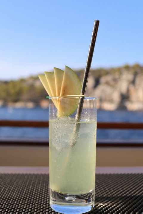 Der Sundowner-Cocktail an Bord der Segelyacht RHEA markiert den Moment der Ruhe und des Ankommens an einem Etappenziel