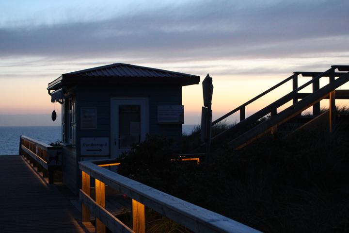 Auf Sylt sind hundefreundliche Strandabschnitte deutlich gekennzeichnet und sogar in der Abenddämmerung gut zugänglich
