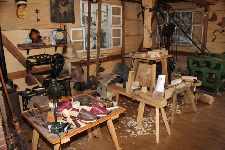 Die Holzpantoffelmacherei in Burg gilt als einer der Letzen in diesem Handwerk