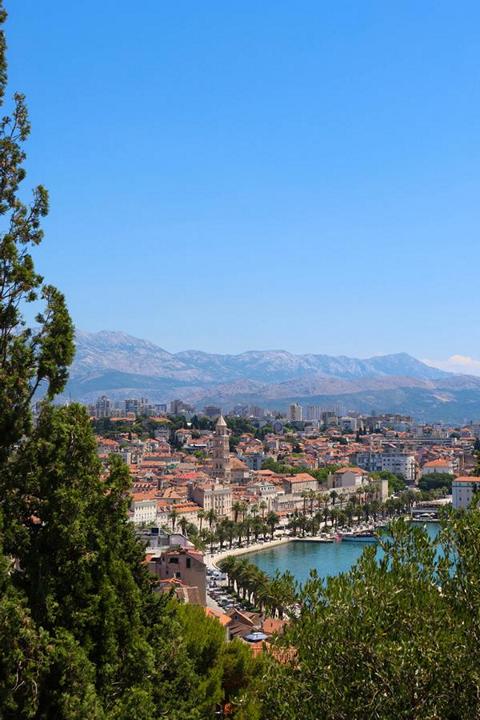 Panoramablick vom Marjan-Hügel auf den Hafen von Split und die imposante Kathedrale des Heiligen Domnius