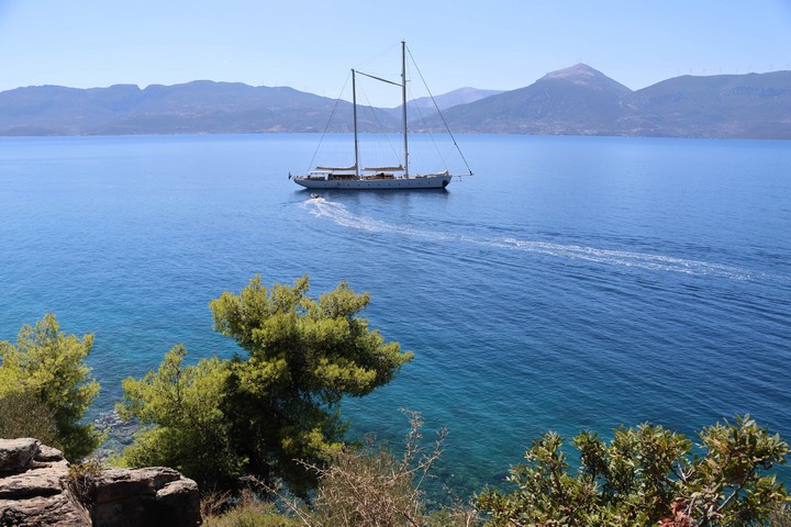 Die Stagsegelketsch RHEA liegt vor dem kleinen Fischerörtchen Vathi auf der Halbinsel Méthana auf Reede