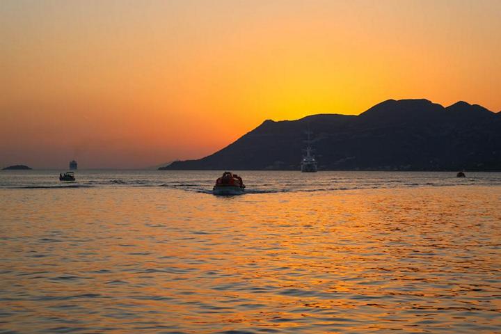 Der Sonnenuntergang in der Ferne über der Insel Korčula lockt viele Touristen