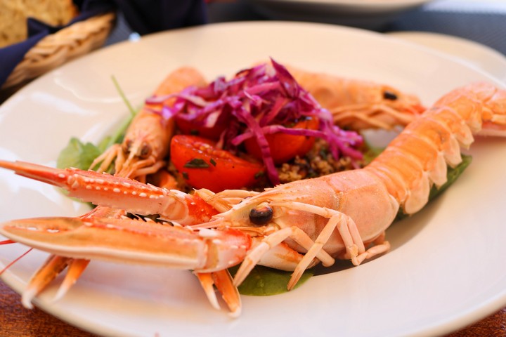 Zur Hauptspeise Cuscous-Salat mit knackigen Kirschtomaten, Radicchio und Scampi