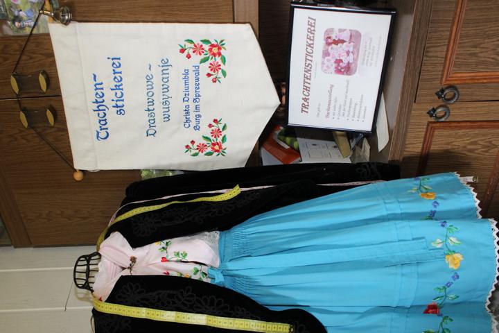 Historische Spreewaldtrachten und Trachtenpuppen von original Spreewälder Schafwolle gibt es in Burg (Spreewald) bei Christa Dziumbla zu besichtigen