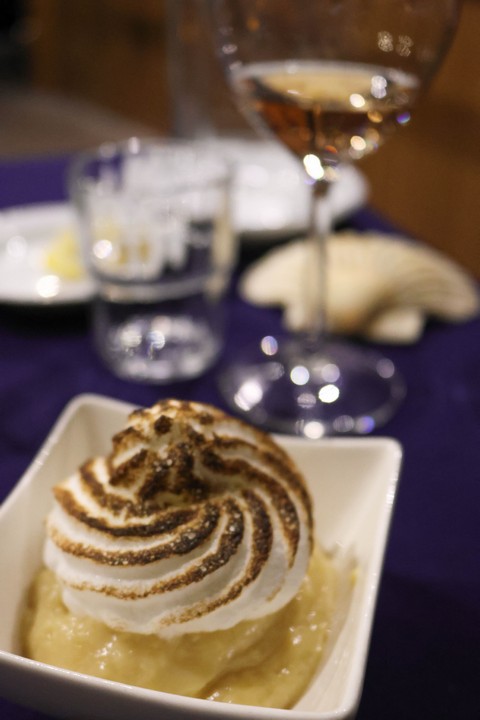 Zur Nachspeise Bratapfel mit Baiser und Vanillecreme